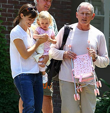Check out this adorable picture of former ALIAS stars Jennifer Garner and