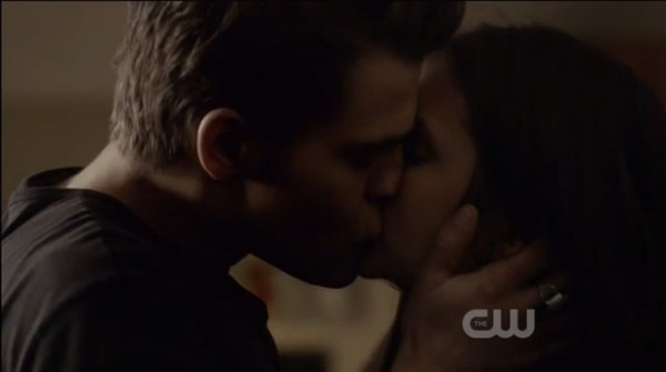 Stefan and Elena kiss (THE VAMPIRE DIARIES)